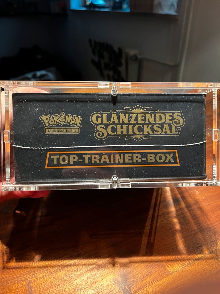 Pokémon Glänzendes Schicksal Top Trainer Box NEU in Gröbenzell