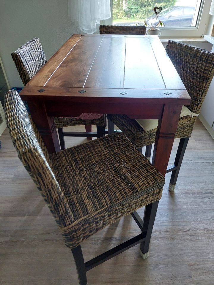 Tisch mit vier Stühlen in Velbert