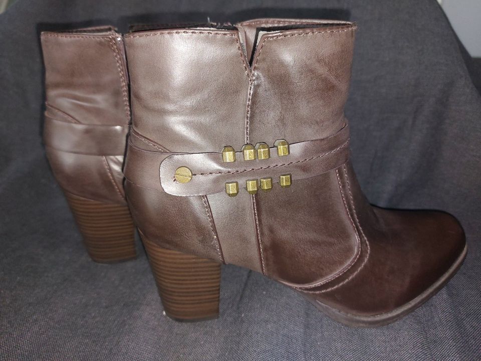 Wunderschöne Damen Stiefeletten in Braun / Größe 38 in Hörstel