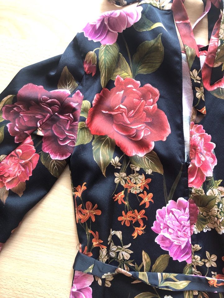 Zara Woman, S, Kleid, Ballonärmel, toller Rücken, schwarz-Blumen in Birkenheide