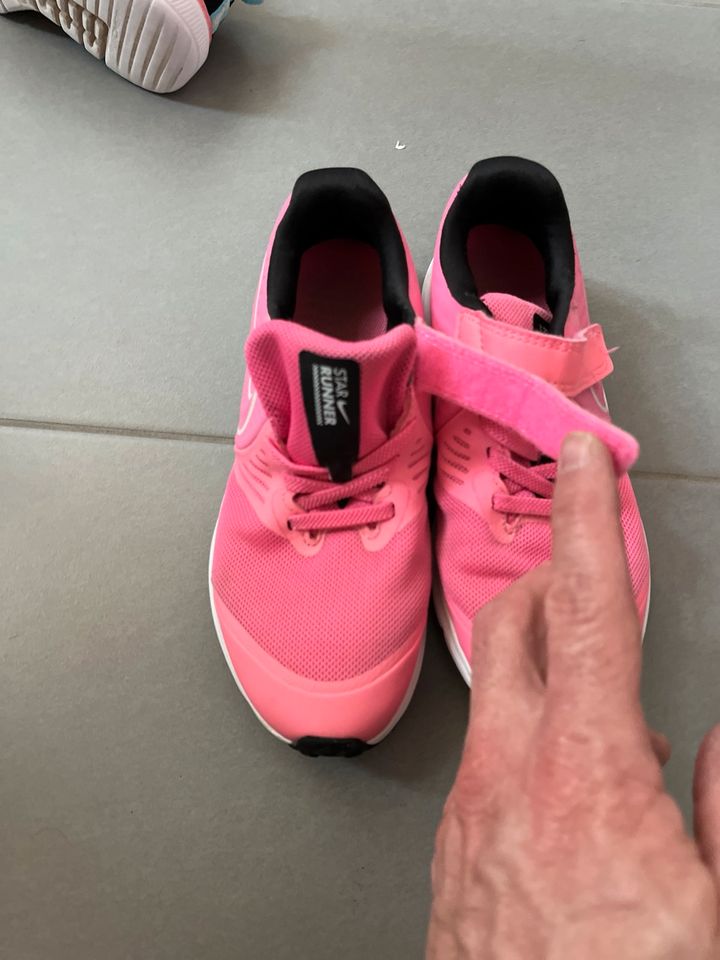 Nike Mädchen Turnschuhe Laufschuhe Pink Gr. 33 in Jandelsbrunn