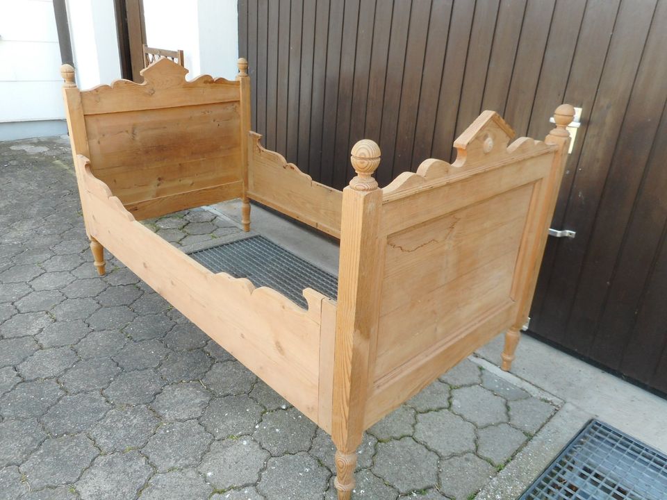 altes Bett aus Omas Zeiten in Eitting