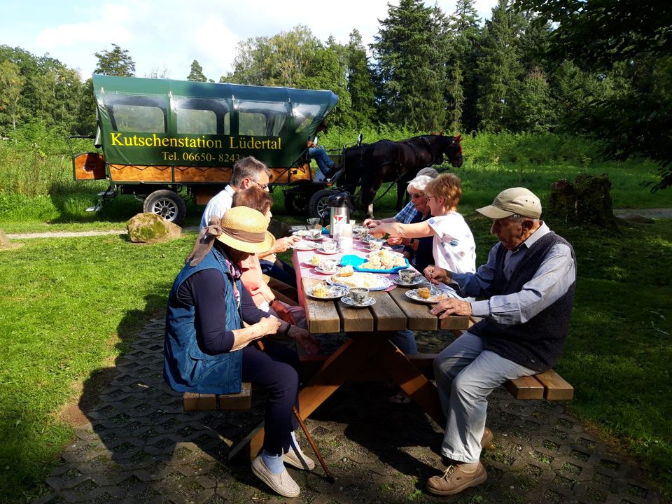 Hochzeitskutsche Kutschfahrt Planwagenfahrt in Großenlüder