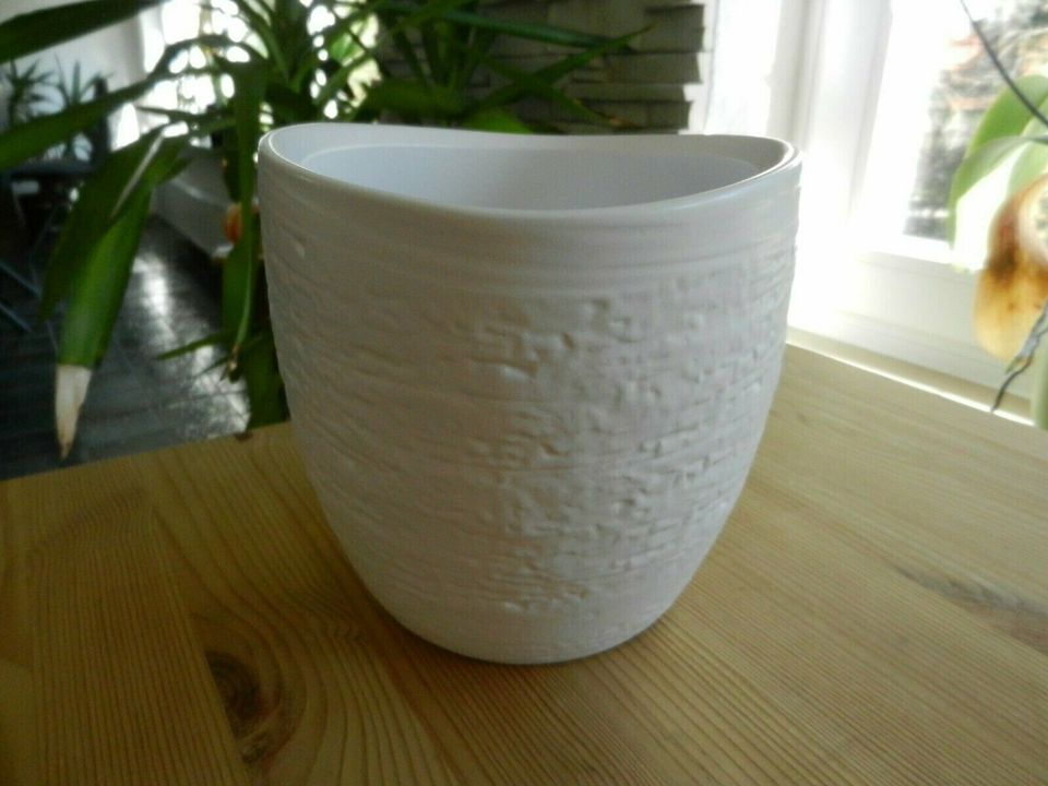 Porzellan Vase in weiß - ovale Form, Höhe 15 cm in Wirges  