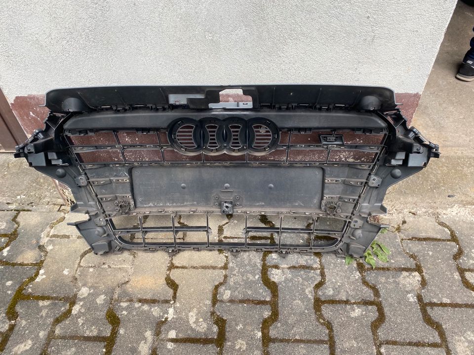 Original Audi a3 s3 Kühlergrill Frontgitter (8v3853651) in Limburg