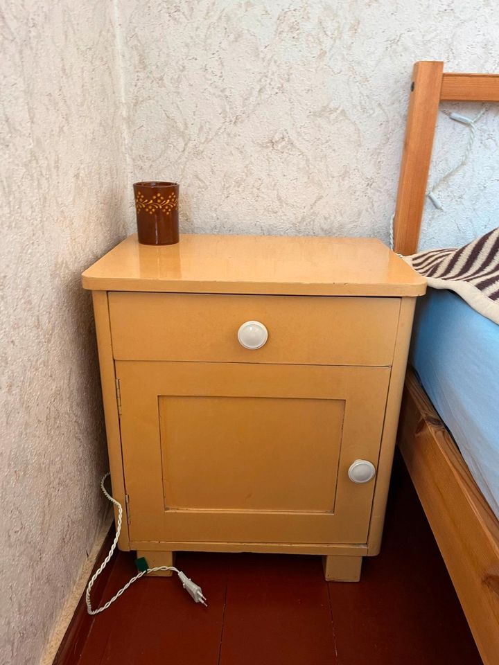 alt antik vintage Schlafzimmer Kleiderschrank Nachtschrank Bett in Erfurt