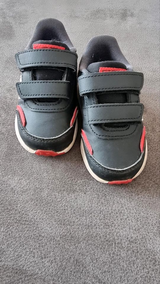 Adidas Schuhe 21 Schwarz Rot in Krefeld