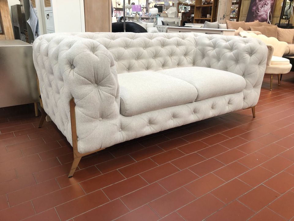 NEU Sofa, Chesterfield, 2-Sitzer, Stuktur, Beige/Gold statt 1489€ in Bremen