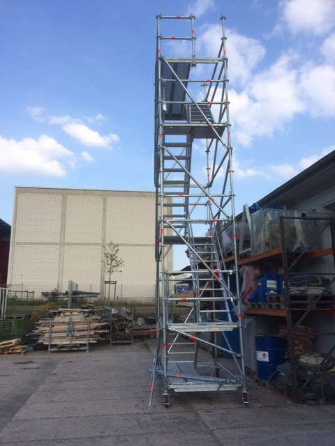 Layer Allround Treppenturm Stahlgerüst mit Alutreppen in Rudolstadt