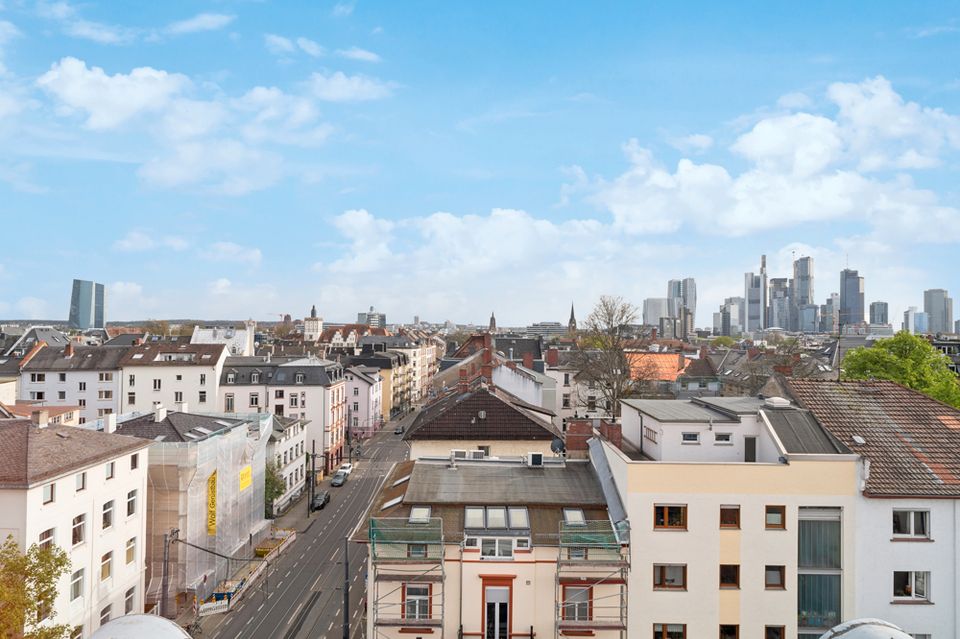 ++ großzügiges Dachgeschoss mit viel Potenzial und Skylineblick zentral im Nordend ++ in Frankfurt am Main
