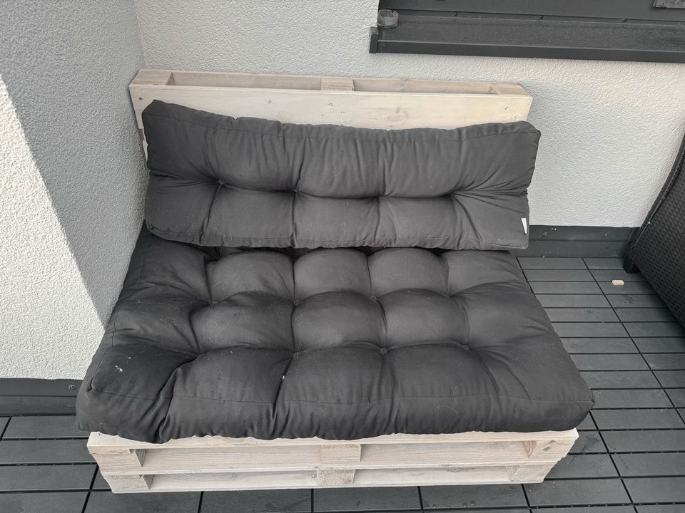 Paletten Sofa mit Kissen und Abdeckung in Aue