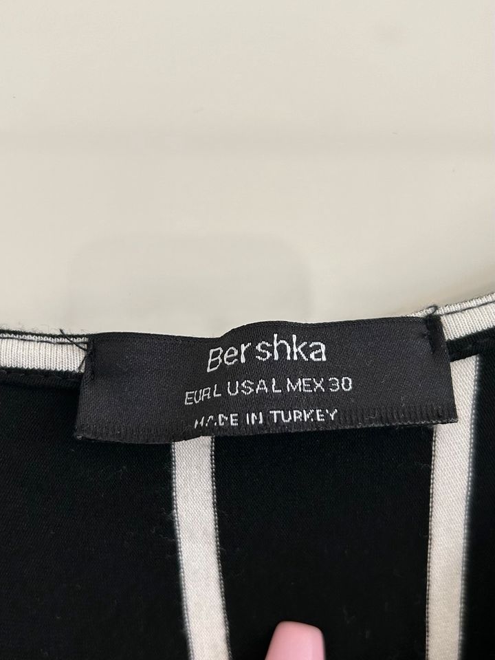 Neuwertiger Jumpsuit Bershka, M/L, gestreift, schwarz/weiß in Kamp-Lintfort