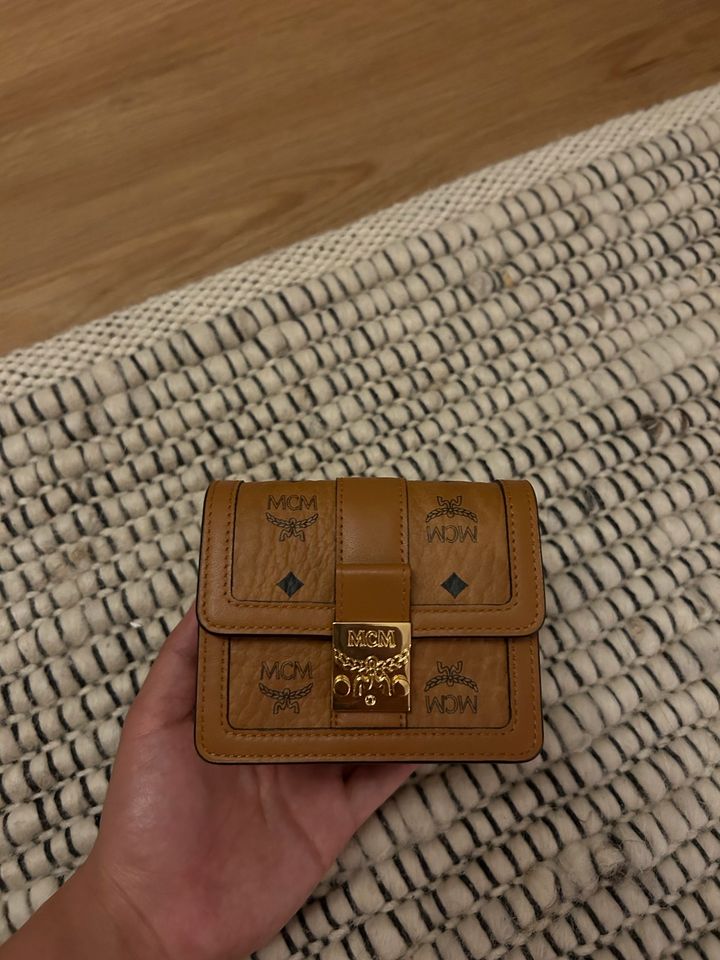 MCM kleine Handtasche mit goldener Langer Kette in Steißlingen
