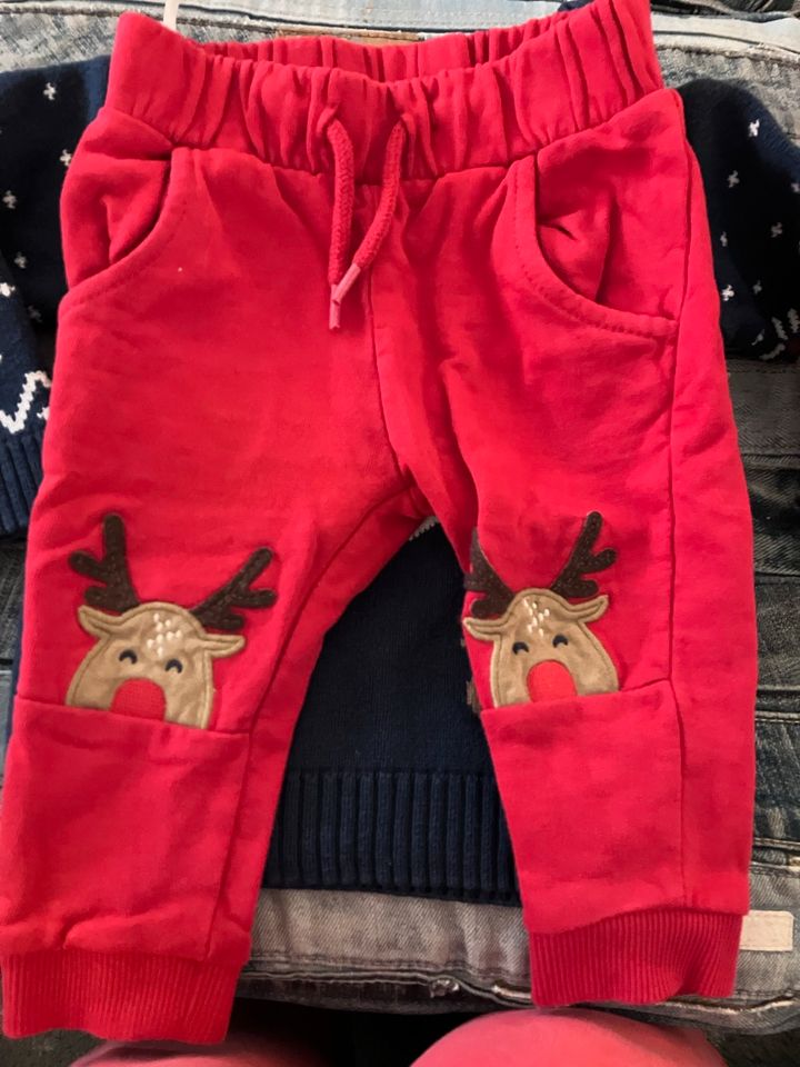 Weihnachts Pullover dunkelblau und Hose rot Rentier in Kaarst