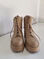Guess Schnürstiefeletten Badae Beige Bayern - Weiden (Oberpfalz) Vorschau