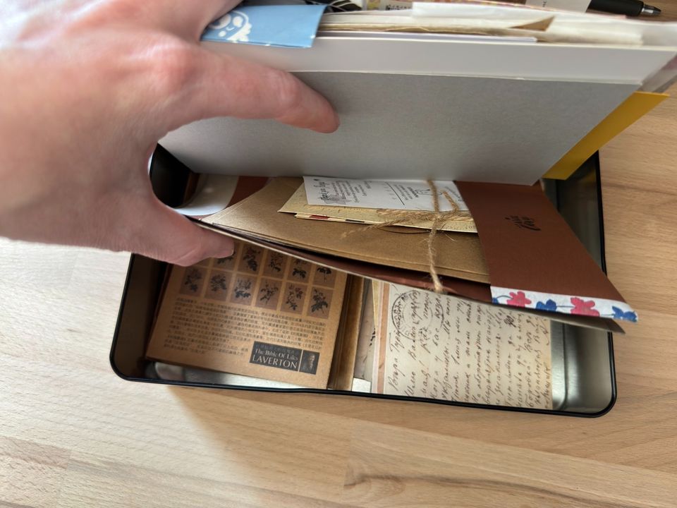 Überraschungs Papier Ephemera Sammlung in Retro Metall Box in Alsbach-Hähnlein