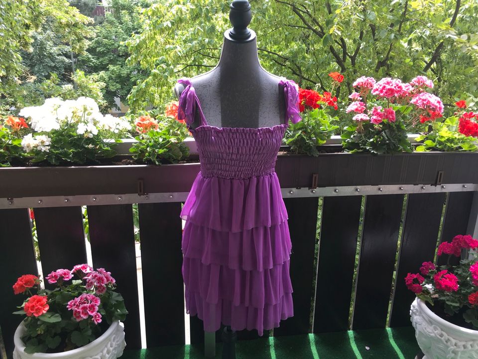 Lila Kleid aus Italien geschmokt mit Volants 38/40 in München