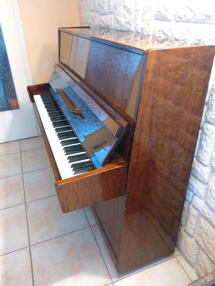 Klavier - Piano - regelmäßig gestimmt - mit Hocker in Felsberg