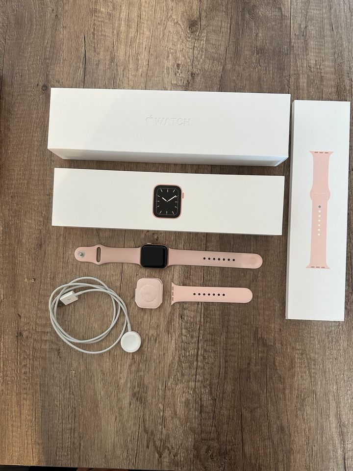 Apple Watch Series 5, 40 mm, Roségold in Karlsdorf-Neuthard