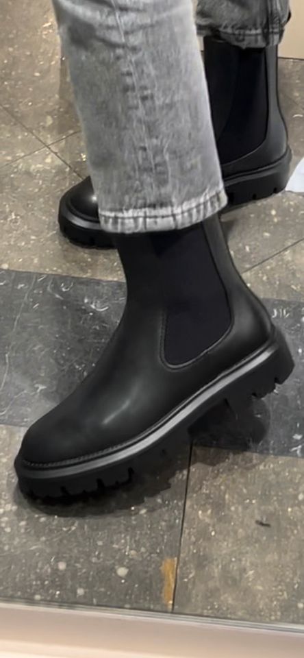 Chelsea boots Massimo Dutti in Berlin