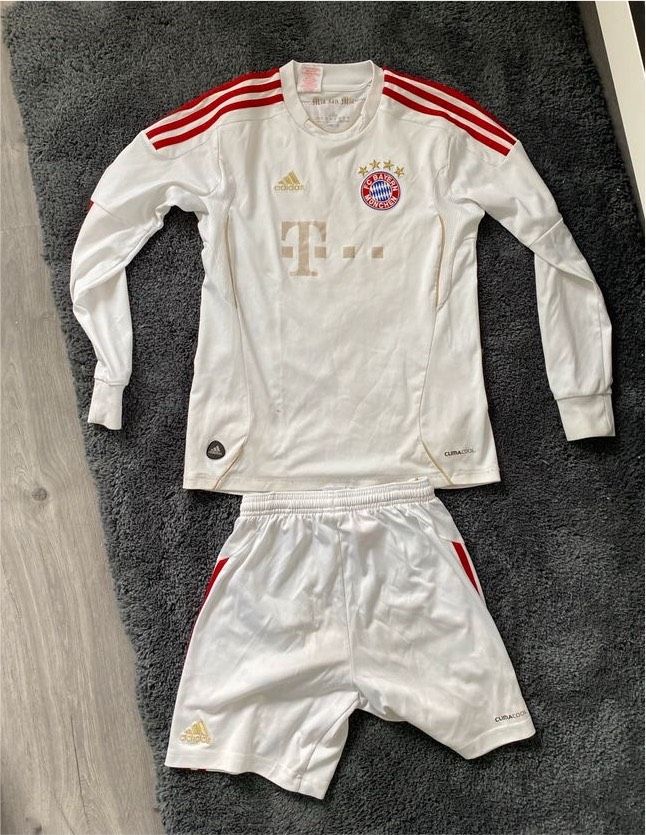 Fussballtrikot Set Gr 152 u 140, Bayern München Trikot Torwart, in Mudau