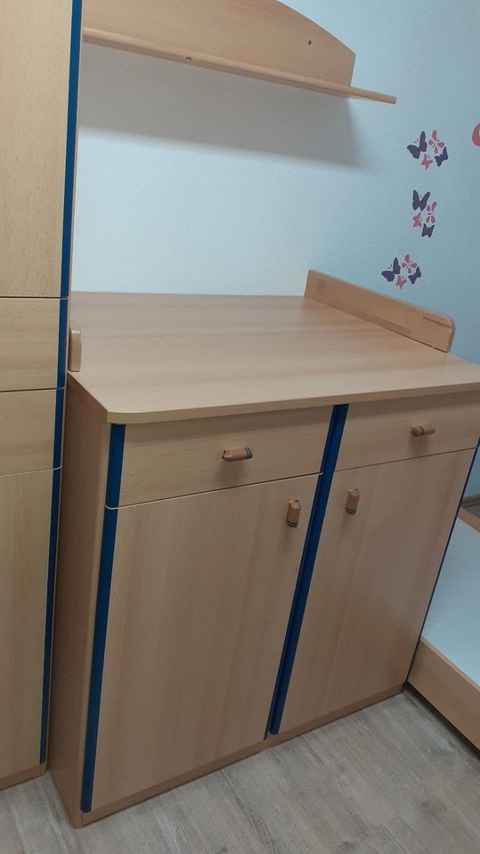 Kinderzimmer oder Babyzimmer mit Schrank, Wickelkommode und Bett in Mühlhausen