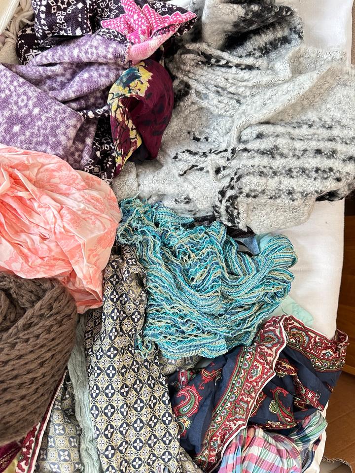 Diverse Tücher, Schals edc, Cecil, Street one,.... 1 € pro Stück in Bad Bederkesa