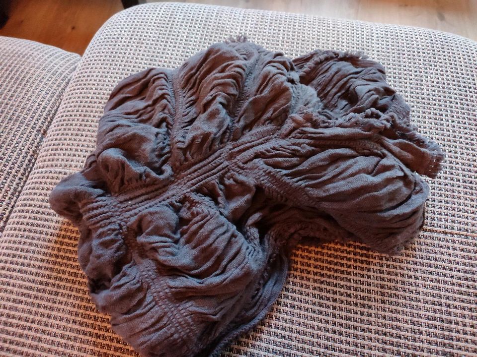 Graues schickes Schal, mit Franzen und teilweise gerafft, grau in Scheßlitz