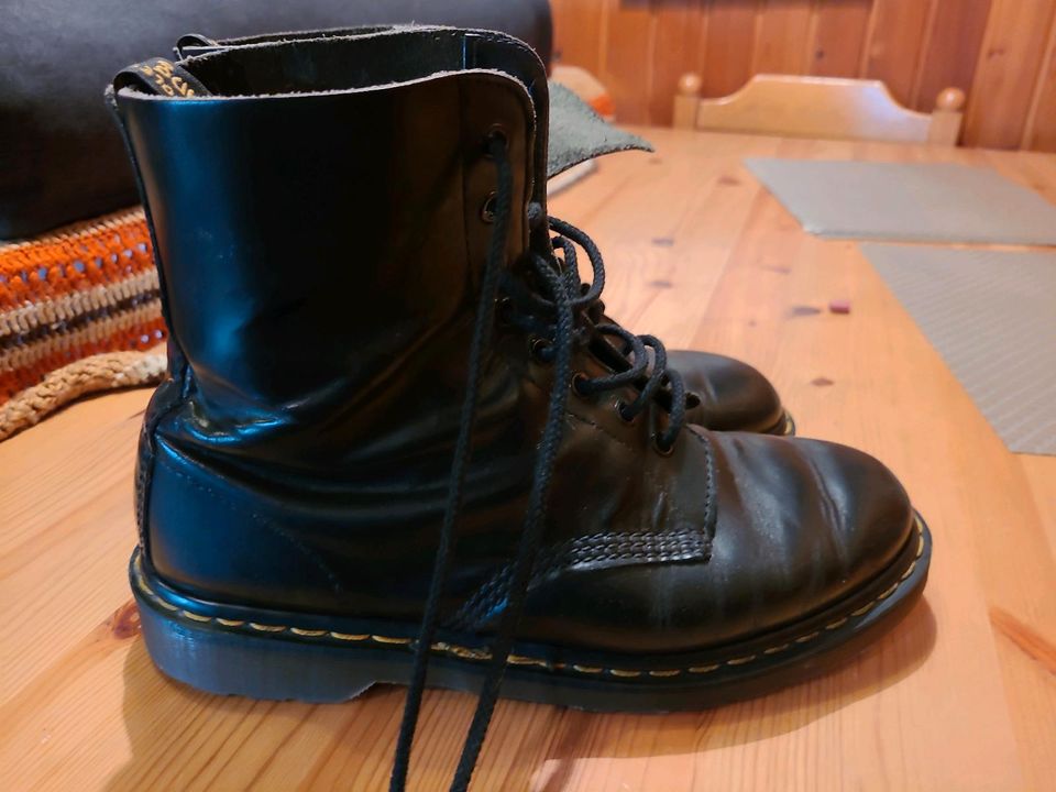 Dr martens boots 8 loch neuwertig Stiefel in Oerlinghausen