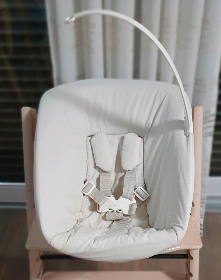 Stokke Tripp Trapp Newborn mit Spielzeughalter in Wiggensbach