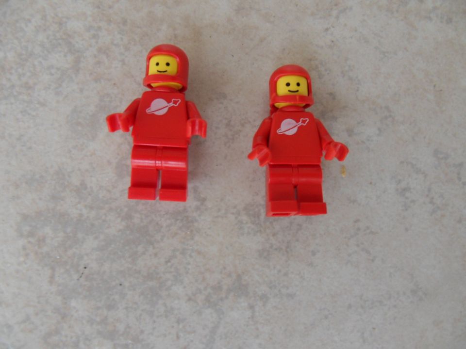 LEGO Raumfahrt Figur Space rot - Preis pro Stück ! in Rendsburg