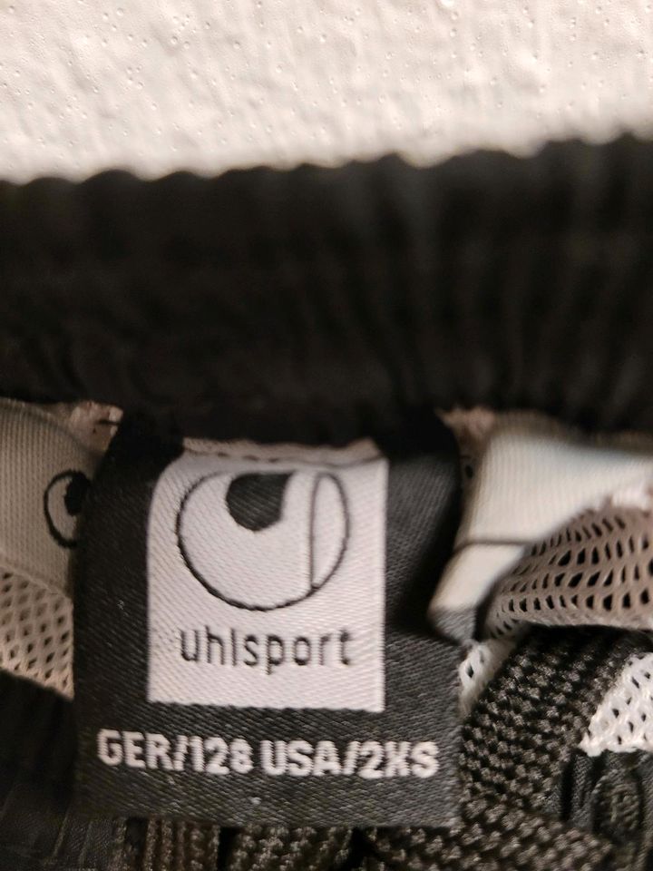 Uhlsport lange schwarze Trainingshose / Sporthose Gr. 128 in Düsseldorf