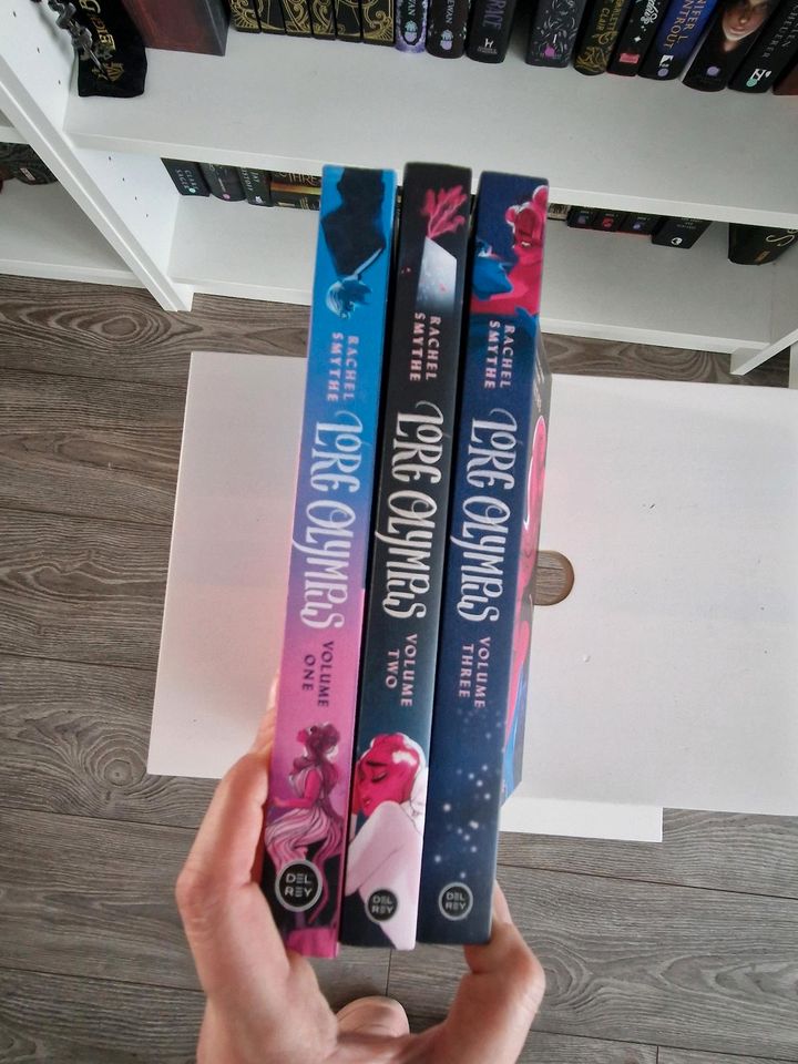 Lore Olympus Volume 1 & 2 englische Softcover in Hilden