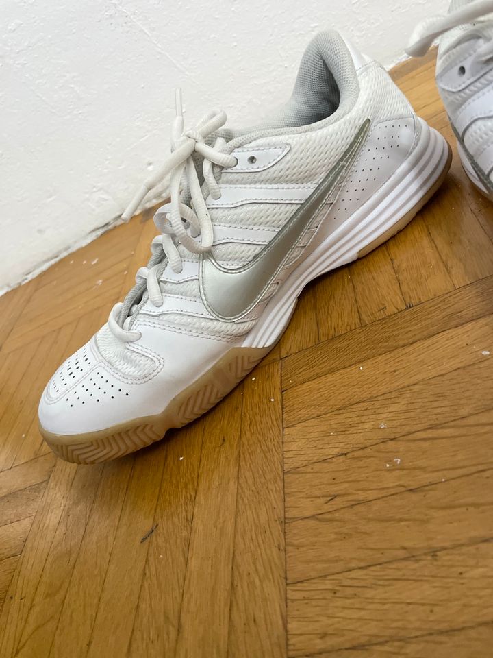 Nike court shuttle 3 Schuhe Sneaker silber weiß Größe 40,5 in Kaltenkirchen