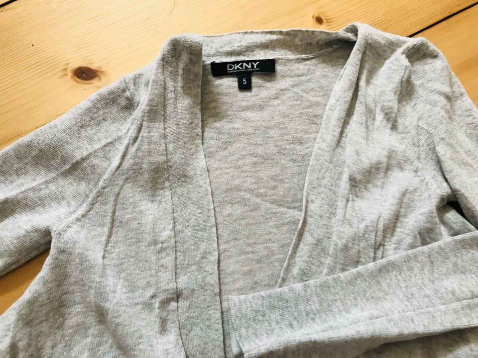 DKNY Strickjacke ausgefallen Gr.104/110 Wasserfall weich grau in Aachen