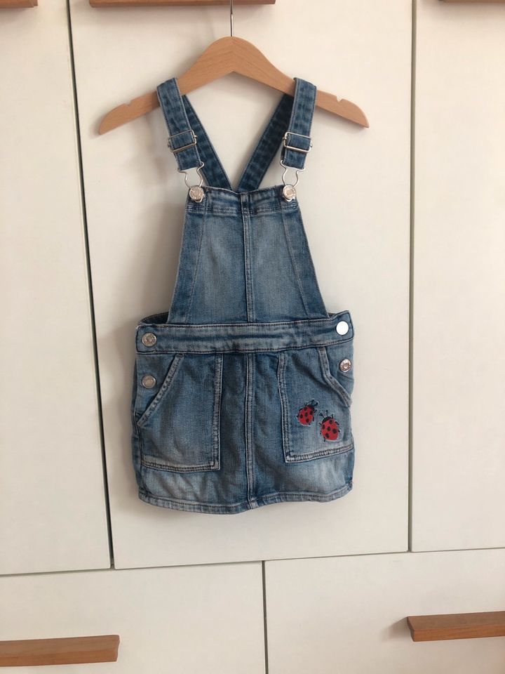 Zuckersüßer Jeans-Latzrock von H&M ❣️ Größe 98 in Wolnzach