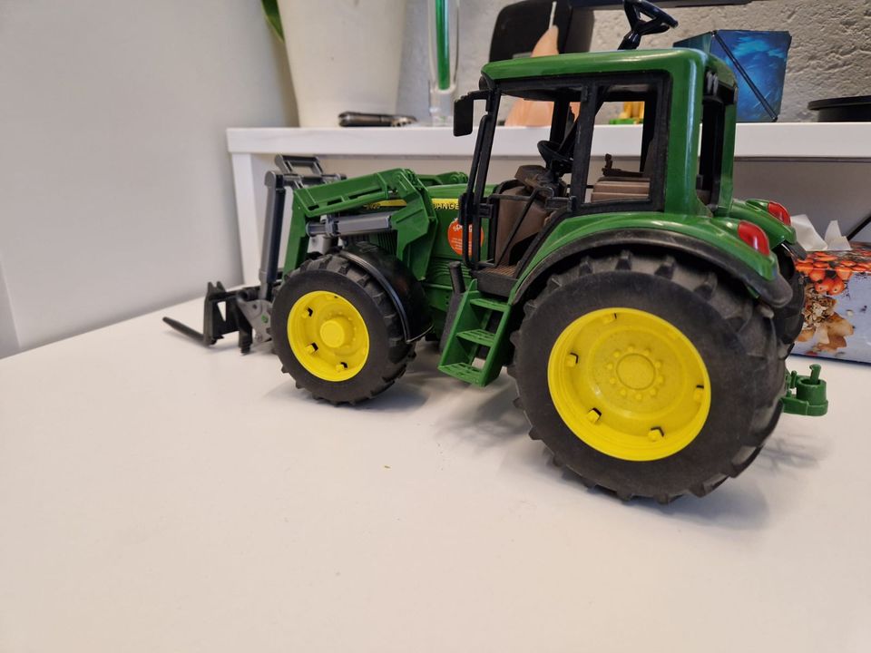 John Deere 6920 Traktor mit Frontlader und Gewicht in Zossen-Kallinchen