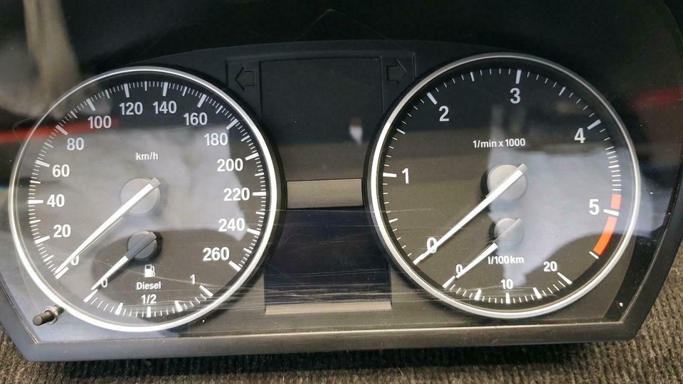 BMW E90 318D 6-Gang Schalt Kombiinstrument Tacho Tachometer in Hamburg