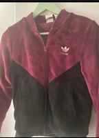 Adidas kuschelige Jacke in schwarz/weinrot Nordrhein-Westfalen - Remscheid Vorschau