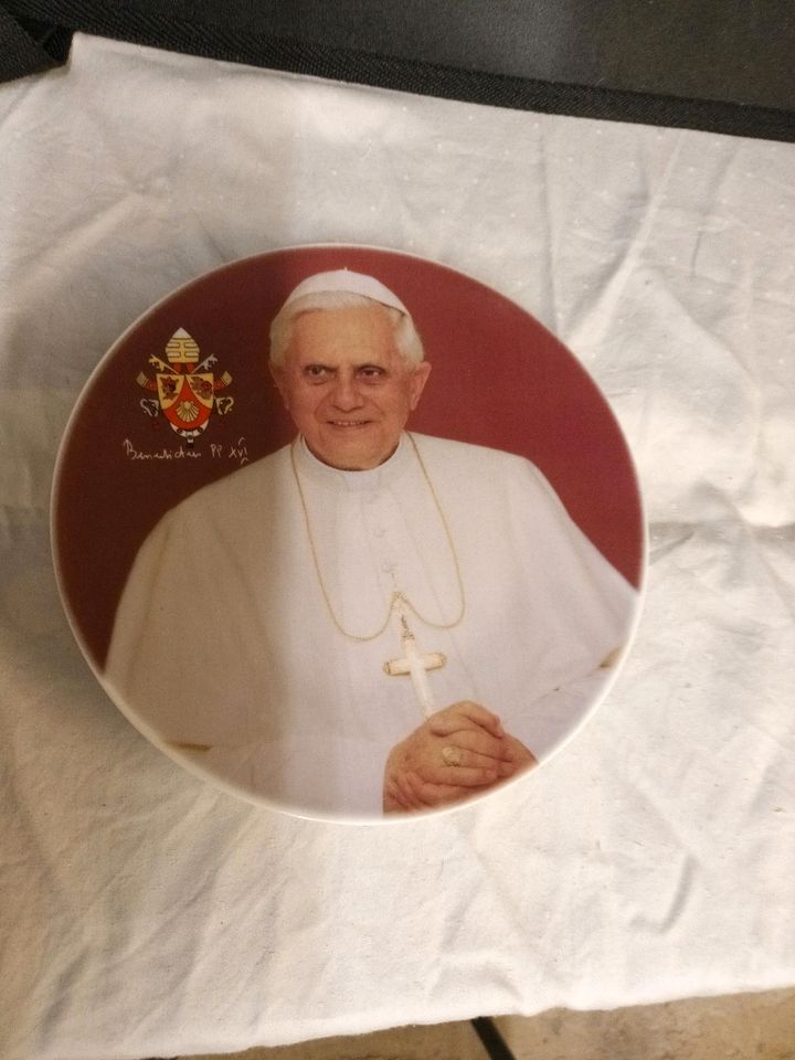 Porzellanteller Papst Benedikt XVI in Bockenheim an der Weinstraße