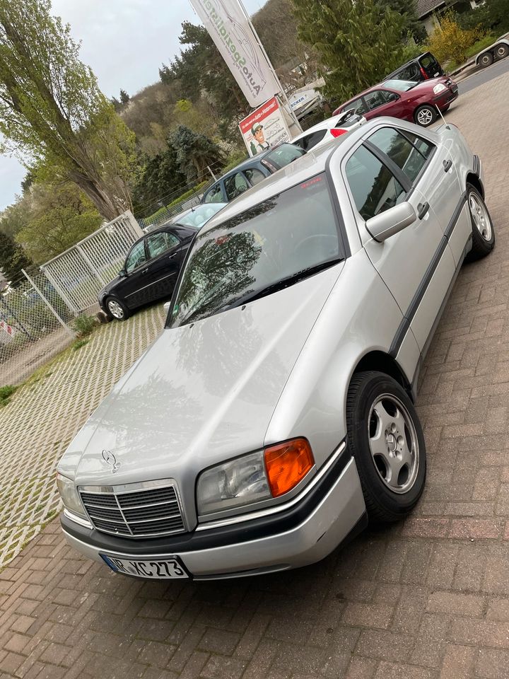 Ein Mercedes c200 von 1995 in gutem Zustand in Niederkassel