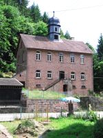 Ehemaliges Schulhaus mit Glockenturm inmitten des Pfälzer Waldes Rheinland-Pfalz - Elmstein Vorschau
