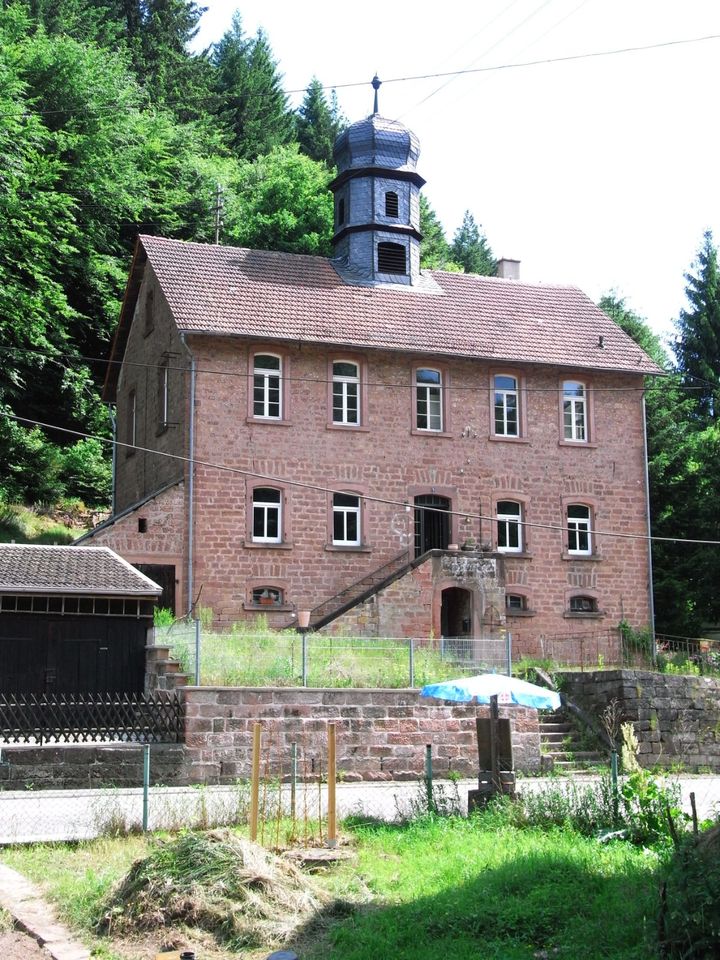 Ehemaliges Schulhaus mit Glockenturm inmitten des Pfälzer Waldes in Elmstein