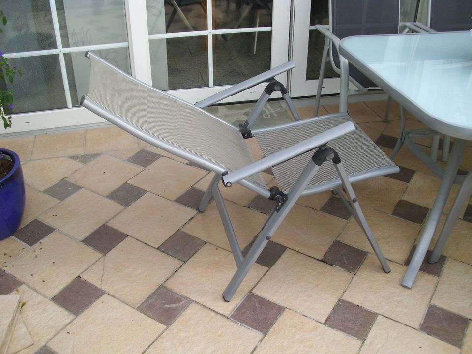 Gartengarnitur mit Sitzauflagen 6 Stühle und Tisch in Borken