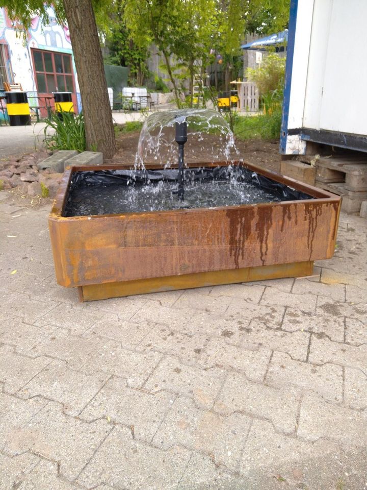 Corten Stahl Säule Brunnen Wasserspiel Garten Messe Gala Deko in Neustadt an der Weinstraße