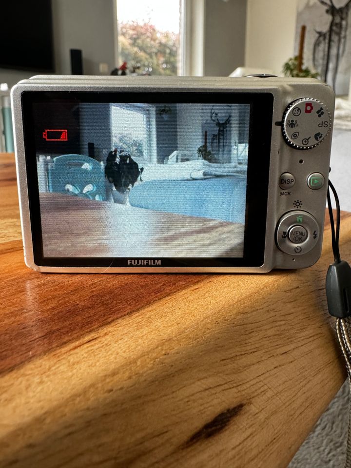 Fujifilm Digitalkamera Finepix 10 Megapixel mit Ladegerät SDJ150W in Übach-Palenberg