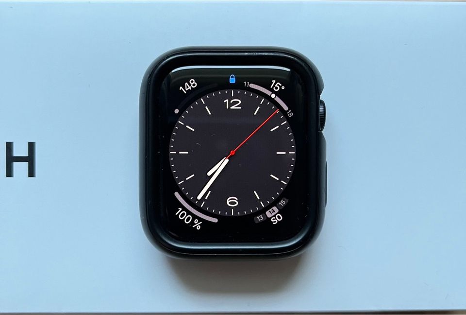 APPLE WATCH SE 44 mm Space Grey + Zubehör in Lichtenstein