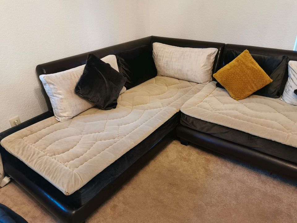 Couch sehr gut erhaltene mit super design in Erlangen