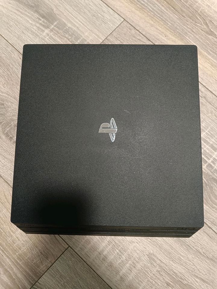 Ps4 Pro incl. 2 Controller und Headset in Hürth