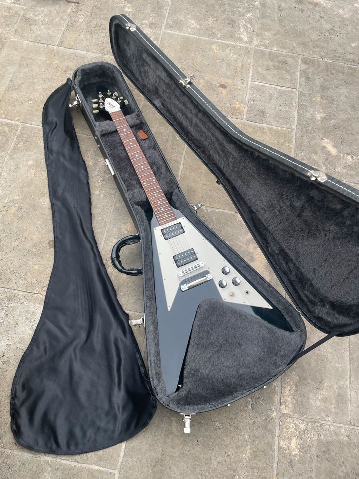 Gibson Flying V ebony 67’ reissue E gitarre mit Koffer in München
